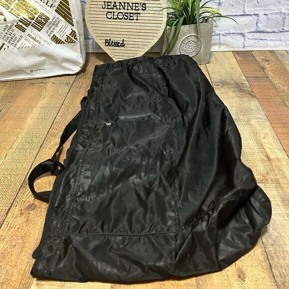 Rare EUC Lululemon XL Yogi Yoga Tote III Discover Manifesto Embossed Black - Picture 8 of 13